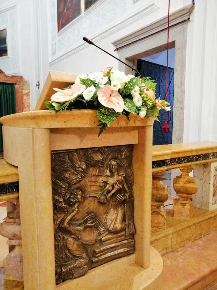 02 Allestimento Matrimonio Composizione Leggio Anturium Rosa Lisiantus Bianchi Rose Rosa Rose Bianche Fioreria Bruseghini Besenello Trento